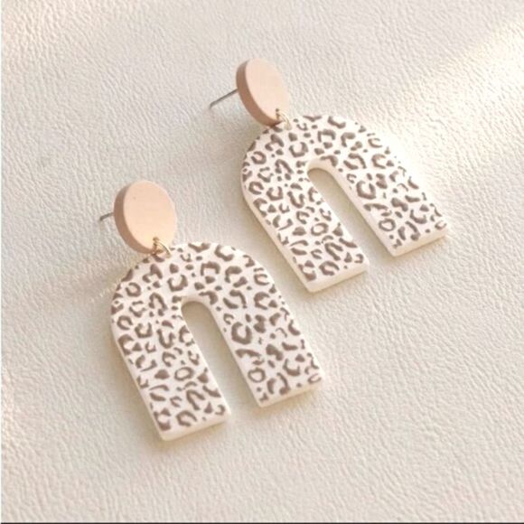 Leopard Print Women’s Beautiful Pattern U-Shaped Drop Earrings NWOT - Picture 3 of 4